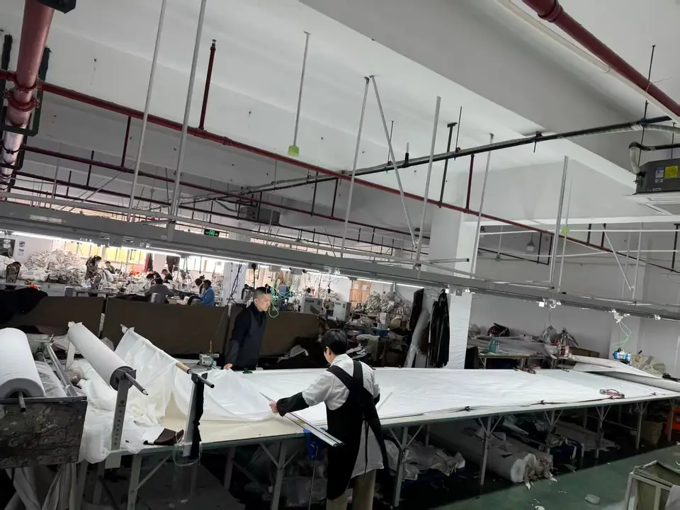生地ロールと広げた生地を置いた生地準備用の作業台